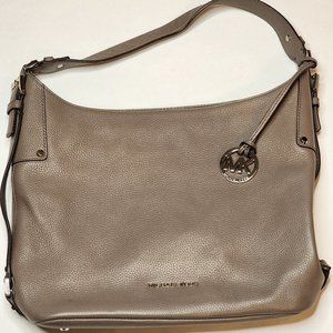 Michael Kors Hobo bag with lots of zippered pockets and other pockets
